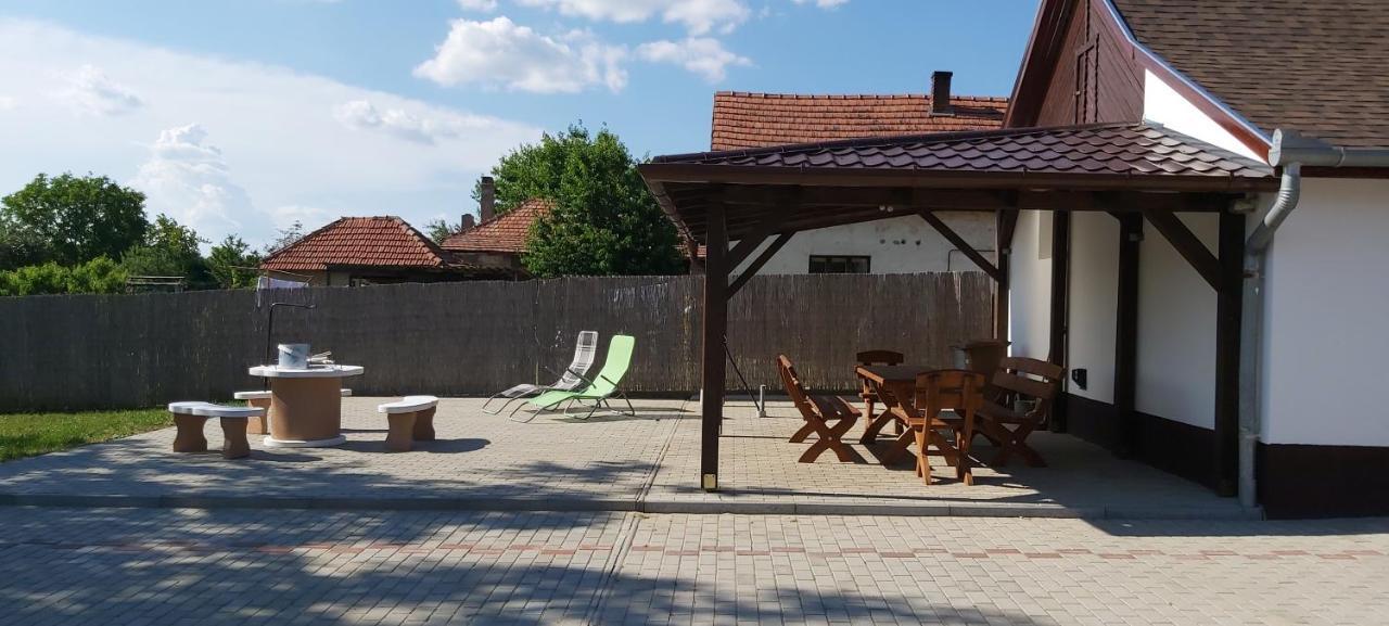 Feszty-feszek Vendeghaz *